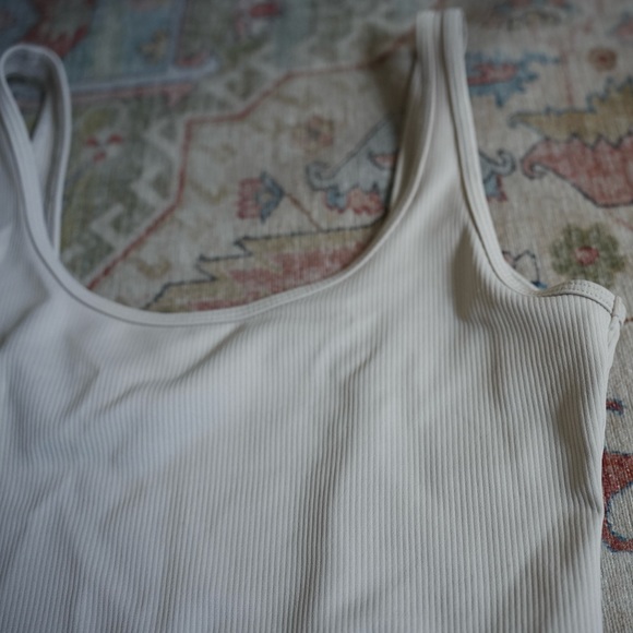 ABERCROMBIE AND FITCH Women's
Seamless Rib Fabric Scoopneck Bodysuit taupe small - Picture 4 of 7